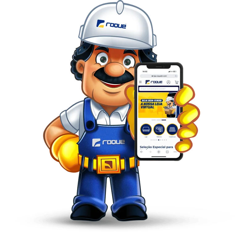 Mascote da Roque, o Mestre de Obras, mostrando a loja virtual no celular