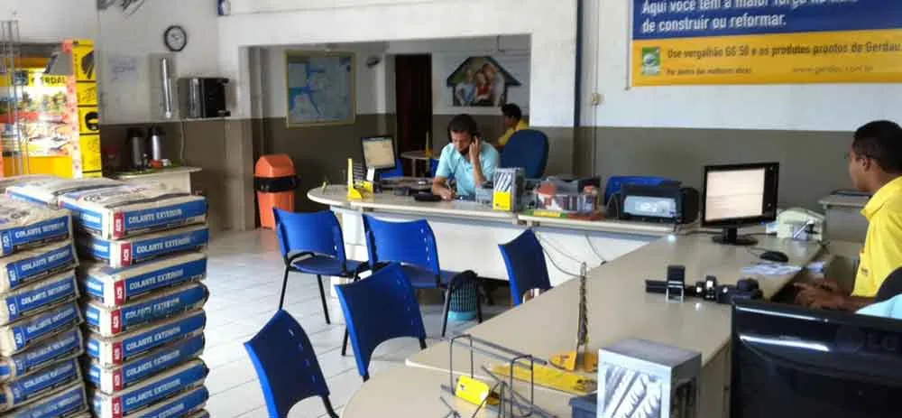 Equipe de atendimento da Roque no início da operação atacadista