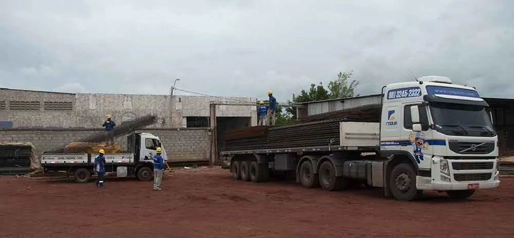 Carreta descarregando aço na área ampliada da sede da Forquilha