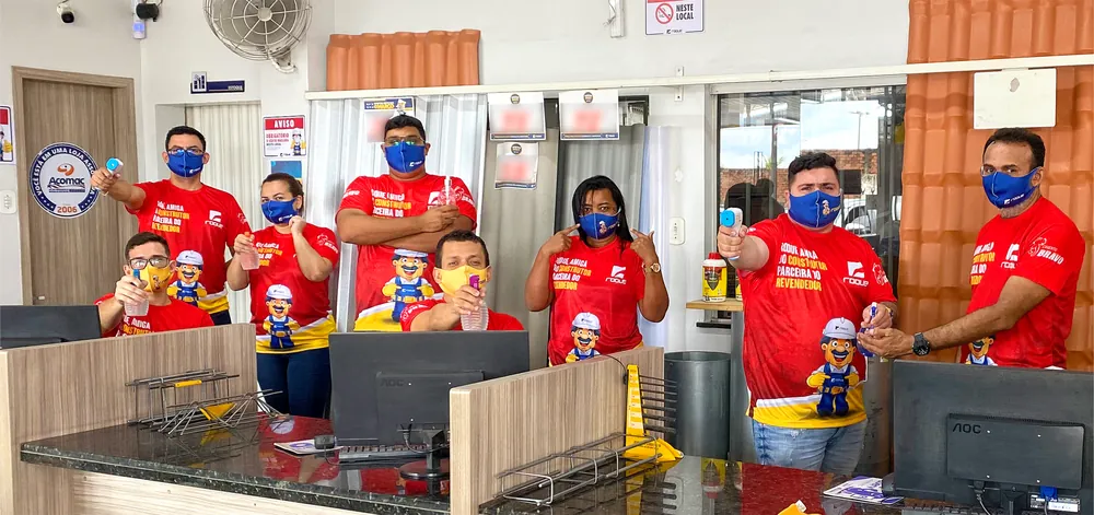 Equipe da Roque atendendo com máscaras durante a pandemia